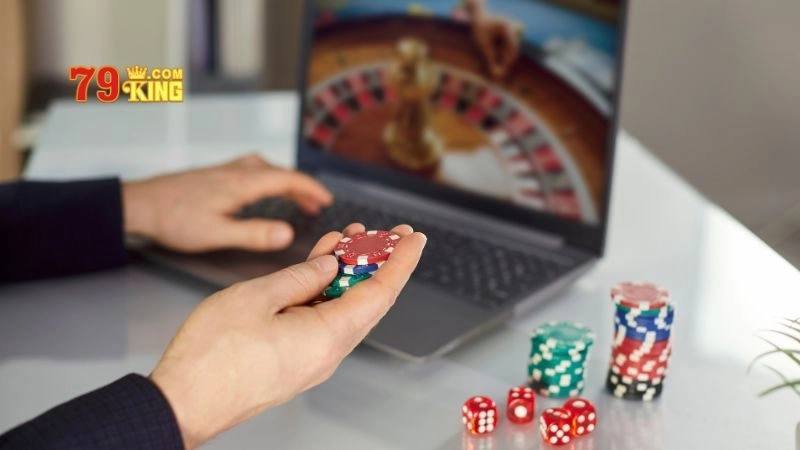 So sánh giữa phiên bản app và bản web 79KING